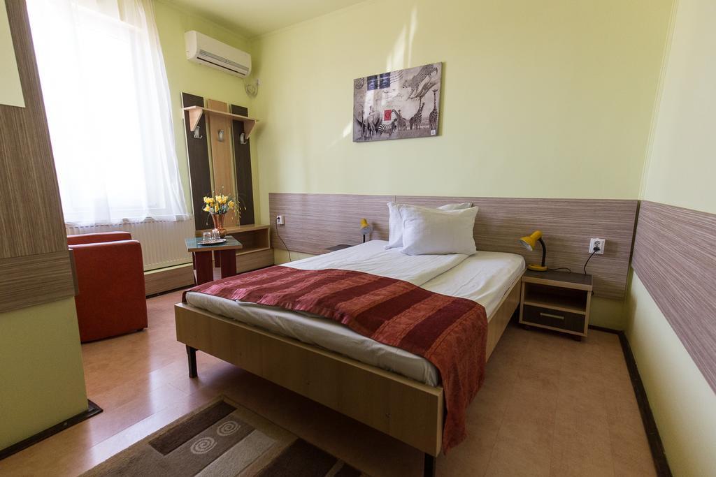 Pension Varadia Орадя Экстерьер фото
